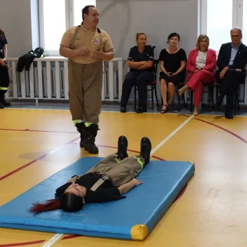 Dzieci przed wakacjami uczą się zasad udzielania pierwszej pomocy