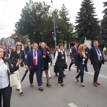 Władze powiatu radomszczańskiego na urodzinach miasta Równe