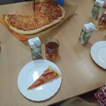 „Zerówiaki” z PSP 8 w Radomsku bawiły się na balu karnawałowym. Świętowały też dzień pizzy