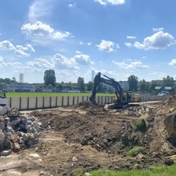 Znika trybuna główna na stadionie przy Brzeźnickiej 26