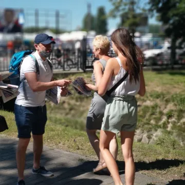 Przedwyborcza niedziela na targowisku w Radomsku