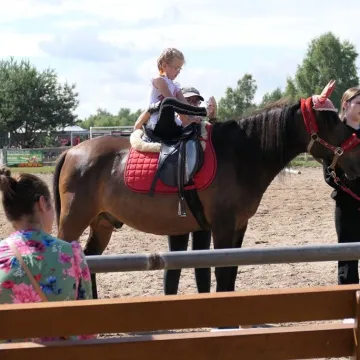 Inauguracja wakacji w Stajni Gowarzów. Były atrakcje dla całych rodzin