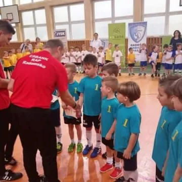 Maluchy grały w piłkę