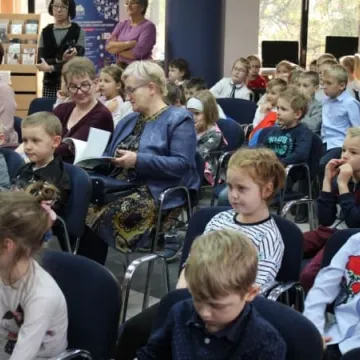 Spotkanie autorskie z Ewą Kaczmarczyk w bibliotece w Radomsku