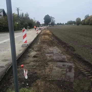 Więcej miejsc parkingowych przy cmentarzu w Kamieńsku już niebawem