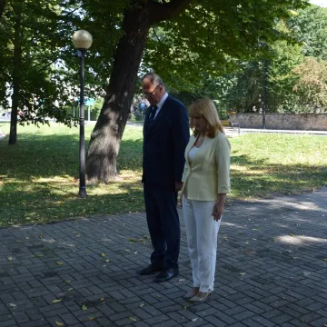 Kwiaty i zaduma w 86. rocznicę wybuchu wojny