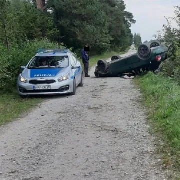 46-latka z odebranym prawem jazdy miała 3 promile. Spowodowała kolizję i uciekła. Jej samochód dachował