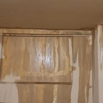 Przyszła odwilż a w blokach zalało mieszkania i klatki schodowe