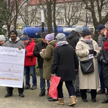 Chanuka w Radomsku. Było odpalenie świec, śpiew i pączki