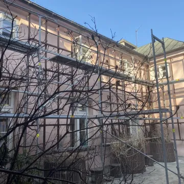 Trwa remont biblioteki w Radomsku. Zmienia się wnętrze i elewacja budynku