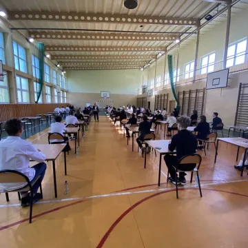 Polski na pierwszy ogień. Ósmoklasiści zaczynają egzaminy