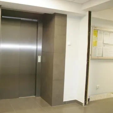 Działa już winda w Starostwie Powiatowym w Radomsku. Remont urzędu dobiega końca