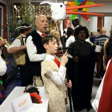 Szkolna sala zamieniła się w koncertową scenę. Noworoczne kolędowanie w Gidlach