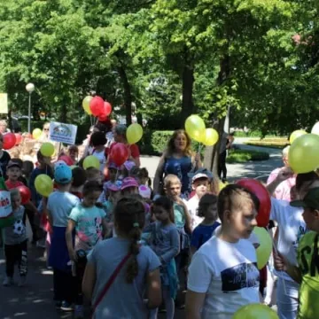 Barwny korowód z okazji Dnia Dziecka