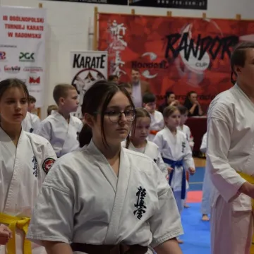 Karatecy na tatami na turnieju w Radomsku