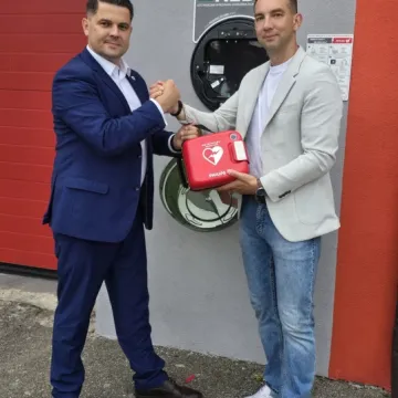 Gmina Kamieńsk z kolejnym AED. Defibrylator zamontowano w Gorzędowie