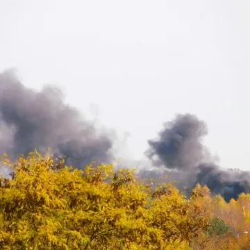 Czarny dym nad Radomskiem. Paliły się porzucone opony