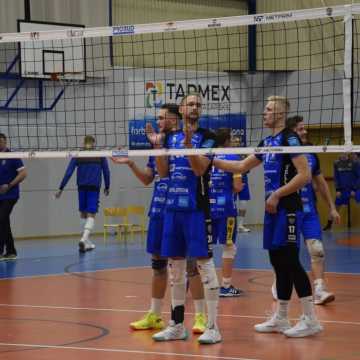 Trzy sety, trzy punkty. METPRIM Volley Radomsko zwycięża z SMS PZPS Spała III