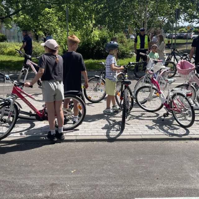 [WIDEO] Odnowione Miasteczko Ruchu Drogowego w Radomsku cieszy najmłodszych użytkowników dróg. Dziś zdawali egzamin na kartę rowerową
