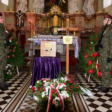 Po 74 latach Władysław Wójcik spoczął na cmentarzu w Gidlach