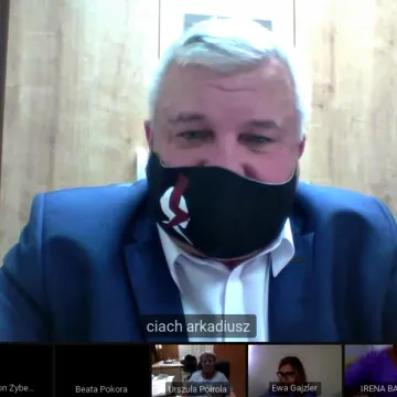 Powiatowi radni obradowali zdalnie