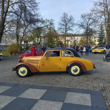 Zlot i parada zabytkowych samochodów w Święto Niepodległości w Radomsku