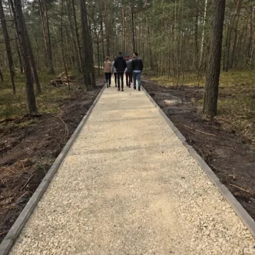 Postęp prac przy budowie tężni solankowych i ścieżek na Wrzoskach w Kamieńsku