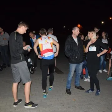 Nocne bieganie po placu targowym 