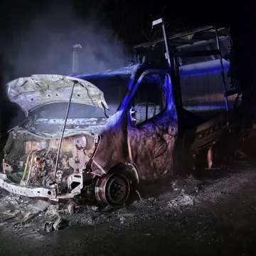 Samochód dostawczy spłonął po zderzeniu z sarną