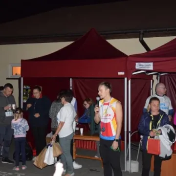 Nocne bieganie po placu targowym 