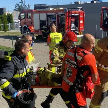 Ewakuacja ZSP 1 w Radomsku. Był pożar, strzały i osoby ranne