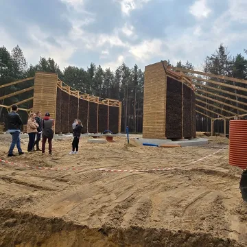 Postęp prac przy budowie tężni solankowych i ścieżek na Wrzoskach w Kamieńsku