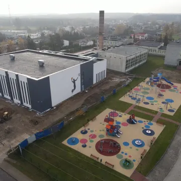 Jak postępują prace przy budowie hali sportowej w Kamieńsku?