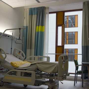 Kolejne „łóżka covidowe” w Łódzkiem likwidowane. Szpital w Radomsku pozostaje główną placówką covidową w województwie