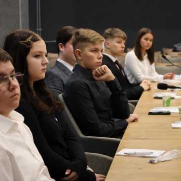 Młodzieżowa Rada Miasta Radomska zainaugurowała działalność. Wybrano przewodniczącego i prezydium