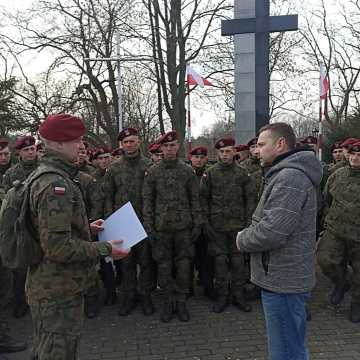 Wojskowi na historycznym spacerze po Przedborzu