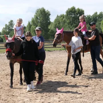 Inauguracja wakacji w Stajni Gowarzów. Były atrakcje dla całych rodzin