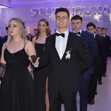 Studniówkowy wieczór uczniów radomszczańskiego Drzewniaka