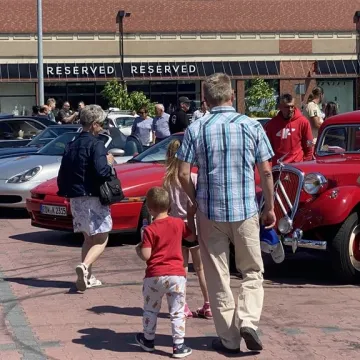 Auto - Moto Weteran 6.  W Radomsku zaparkowały motoryzacyjne legendy