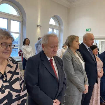 Sześć par uhonorowanych medalami za długoletnie pożycie małżeńskie