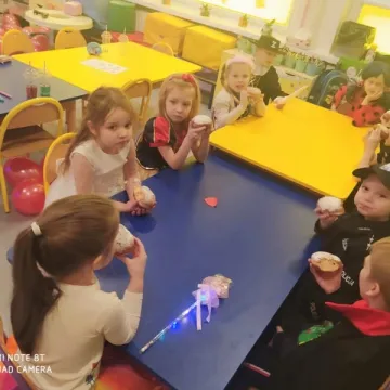 „Zerówiaki” z PSP 8 w Radomsku bawiły się na balu karnawałowym. Świętowały też dzień pizzy