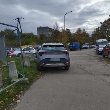 Problem z parkowaniem przy Starym Cmentarzu w Radomsku