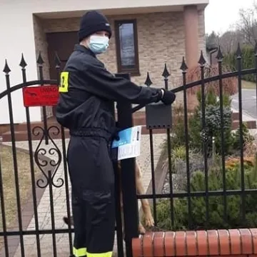 Strażacy z powiatu radomszczańskiego roznoszą ulotki na temat szczepień