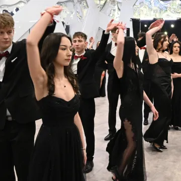 Polonez i odliczanie do matury. Studniówka ZSE w Radomsku