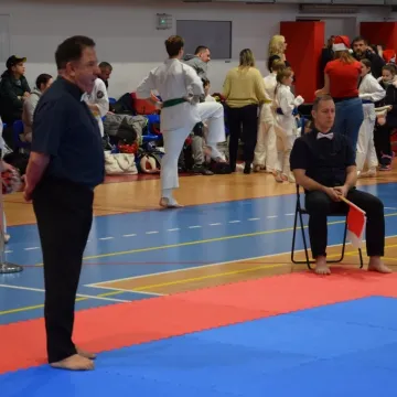 Karatecy na tatami na turnieju w Radomsku