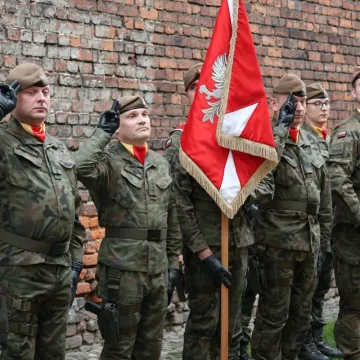 W Radomsku oddano hołd bohaterom. Był apel i salwa honorowa