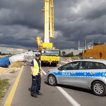 Trwa akcja usuwania tira, leżącego na DK1