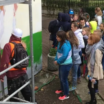 Malowanie muralu w bibliotece rozpoczęte