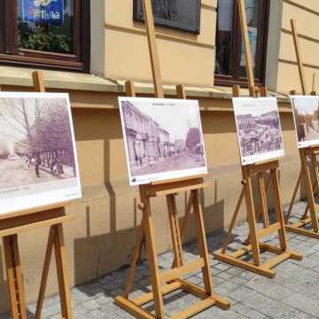 Plenerowa wystawa przed muzeum: „Radomsko na starej pocztówce”