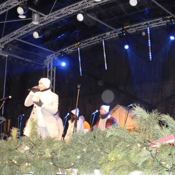 Jarmark Bożonarodzeniowy w Radomsku. Życzenia prezydenta i koncert Sound’nGrace